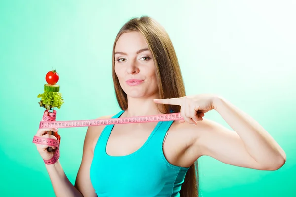 Sporty girl with vegetarian food. — Stock Photo, Image