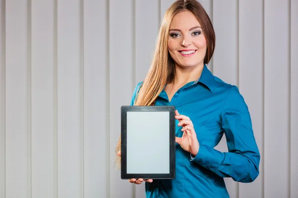 Jovem trabalhador de escritório segurar tablet PC . — Fotografia de Stock