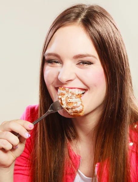 Sorrindo mulher comer bolo . — Fotografia de Stock