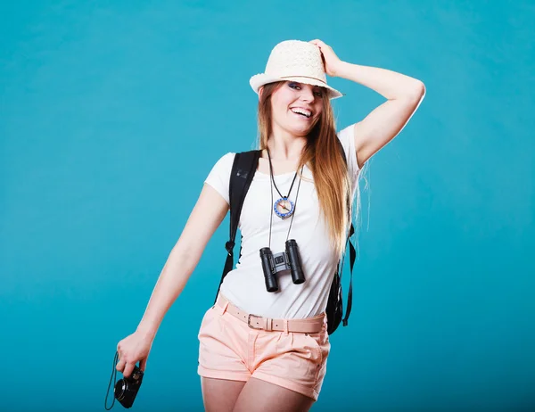 Turistkvinna i sommar hatt porträtt — Stockfoto