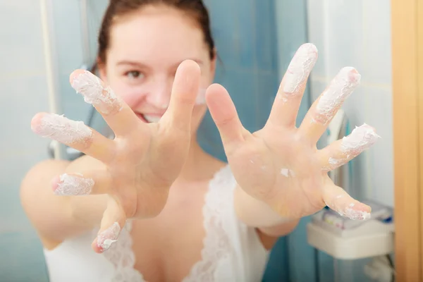 Woman with moisturizing skin cream. Skincare. — Stock Photo, Image