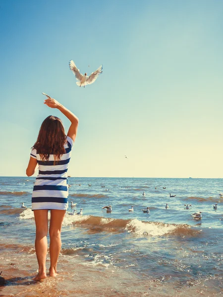 Vrouw Psyolopher op strand. — Stockfoto