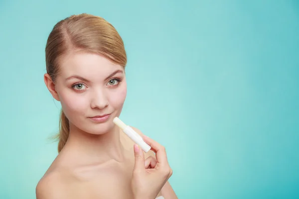 Mujer aplicando bálsamo para los labios — Foto de Stock