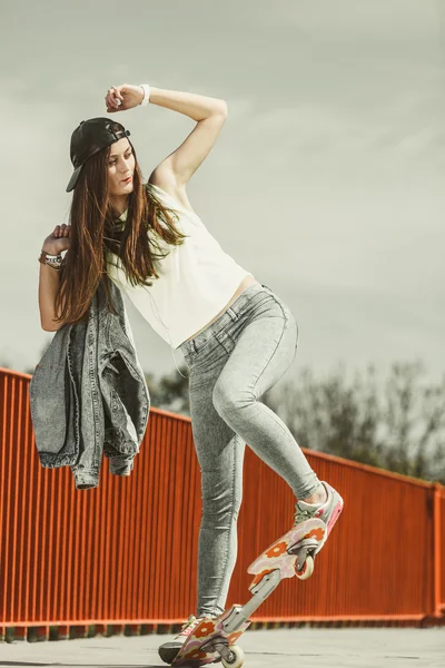 Adolescente menina skatista equitação skate na rua. — Fotografia de Stock
