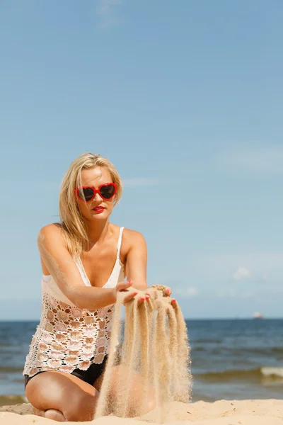 Pretty girl on beach. — Stock Photo, Image