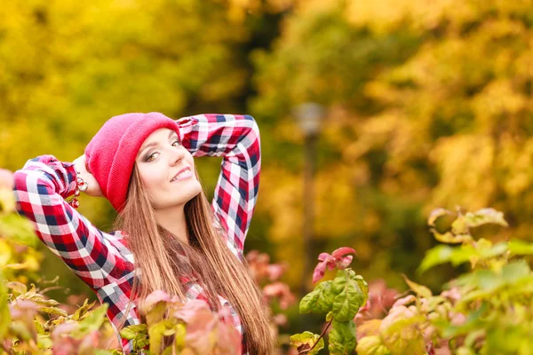 Portret dziewczyna relaks spacery w jesiennym parku. — Zdjęcie stockowe