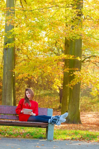 Señora tableta de navegación en el bosque . — Foto de Stock