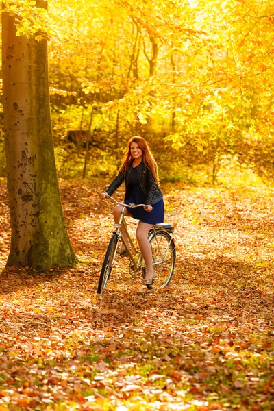 Beauté fille détente dans le parc d'automne avec vélo, de plein air — Photo