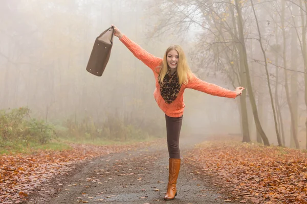 Carefree fashion woman relaxing in autumn park. — Stock Photo, Image