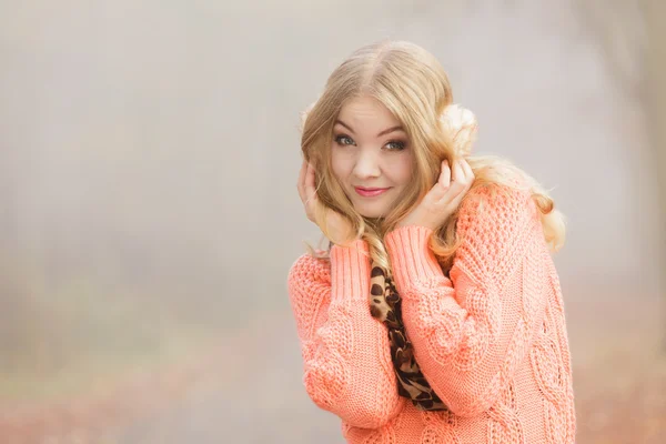 Sorrindo mulher da moda em suéter e auriculares . — Fotografia de Stock