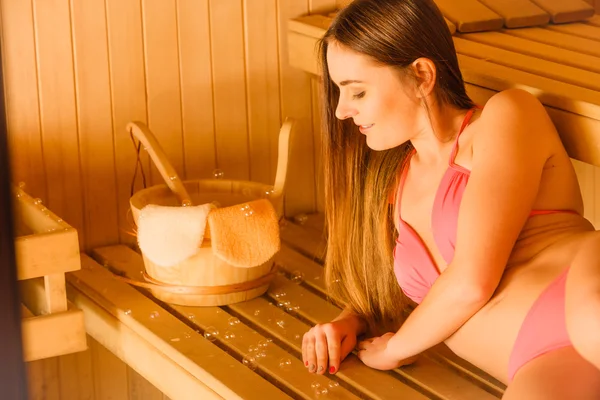 Frau entspannen in der Wellness-Sauna mit Eimer. Wohlbefinden — Stockfoto