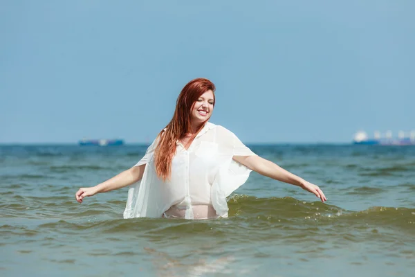 Chica relajante en el agua de mar —  Fotos de Stock