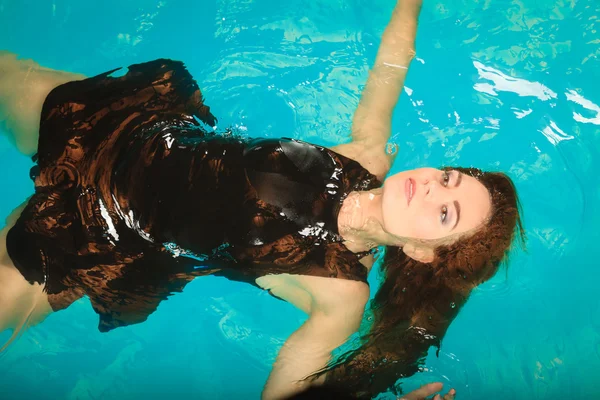 Yüzme Havuzu su rahatlatıcı rüya kadın. — Stok fotoğraf