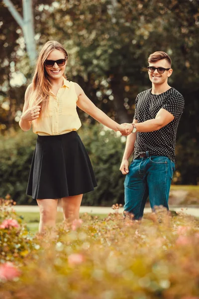 Jugendliches Paar verbringt Zeit miteinander. — Stockfoto