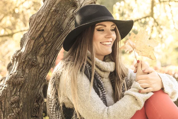 Young lady with leaf outdoor — Stock Photo, Image