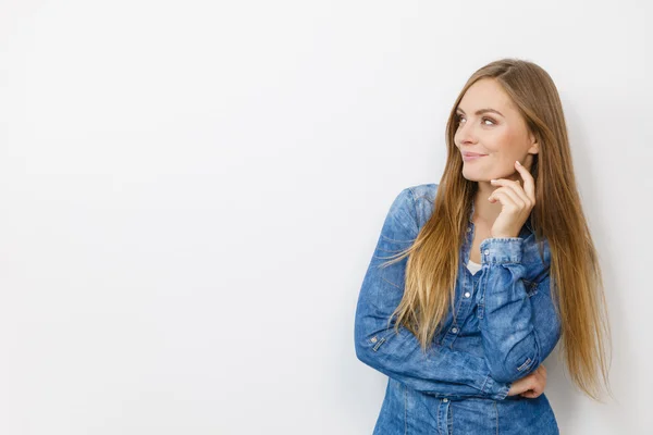 Hermosa joven con chaqueta de mezclilla . — Foto de Stock