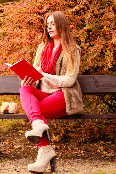 Donna rilassante nel parco autunnale libro di lettura — Foto Stock
