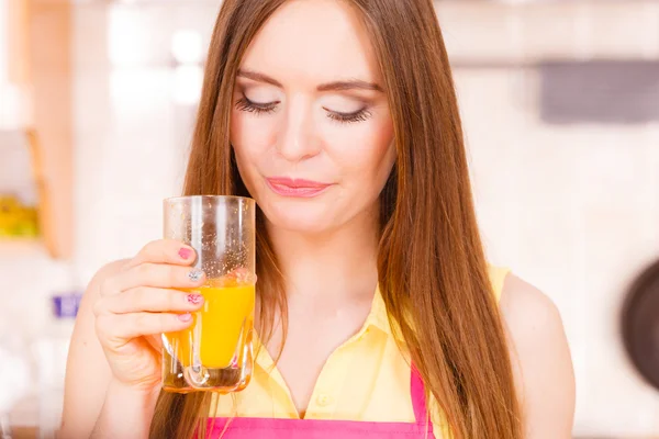 신선한 오렌지 주스를 마시는 부엌에서 여자 — 스톡 사진
