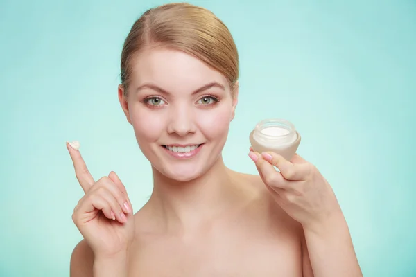 Donna che applica la crema sul viso della pelle . — Foto Stock