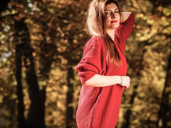 Kvinna mode flicka avkopplande promenader i höstlig park, utomhus — Stockfoto