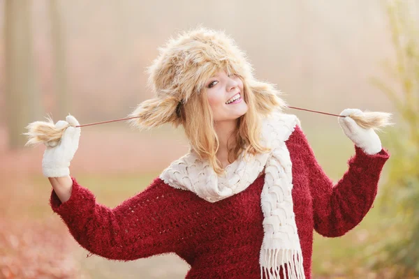 Портрет красивой улыбающейся женщины в меховой зимней шляпе — стоковое фото