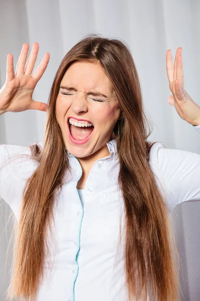 Irritado jovem mulher gritar . — Fotografia de Stock