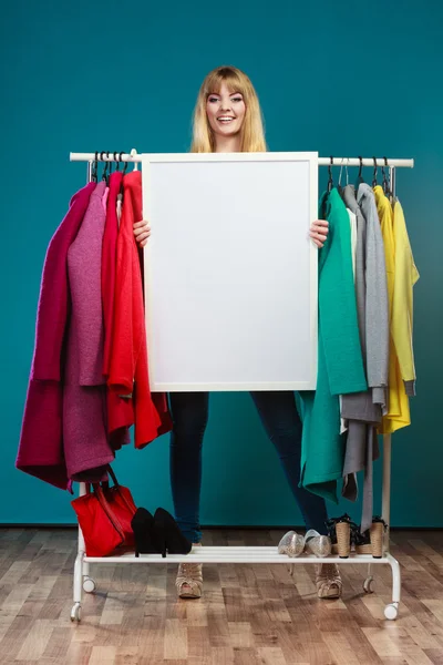 Woman in mall wardrobe with blank banner copyspace — Stock Photo, Image