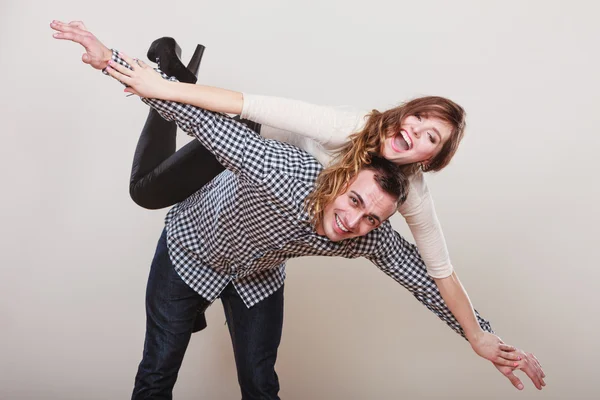 Mulher cavalgando em cima do homem. Casal feliz . — Fotografia de Stock