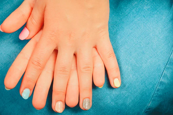 Frau Hände mit Farbe Nagellack. Maniküre. — Stockfoto