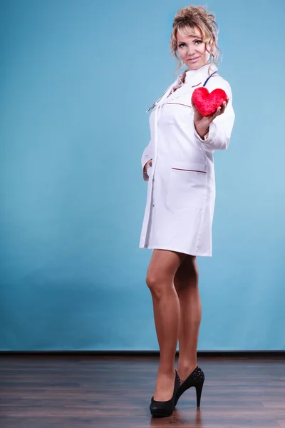 Média idade loira médico desfrutar de seu trabalho . — Fotografia de Stock