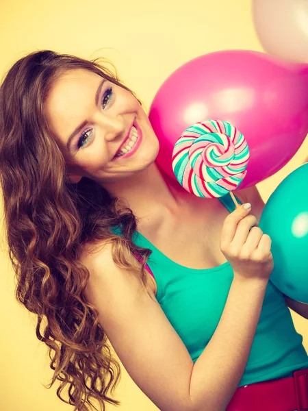 Frau mit bunten Luftballons und Lutscher — Stockfoto