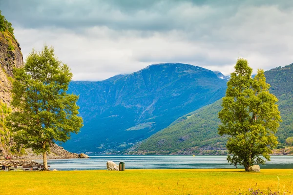 Piknikový stůl lokality a lavičky u fjordu v Norsku, — Stock fotografie