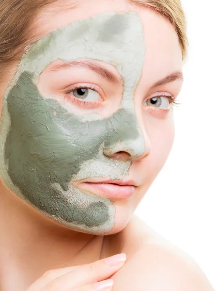 Vrouw in de klei modder masker op gezicht geïsoleerd op wit. — Stockfoto