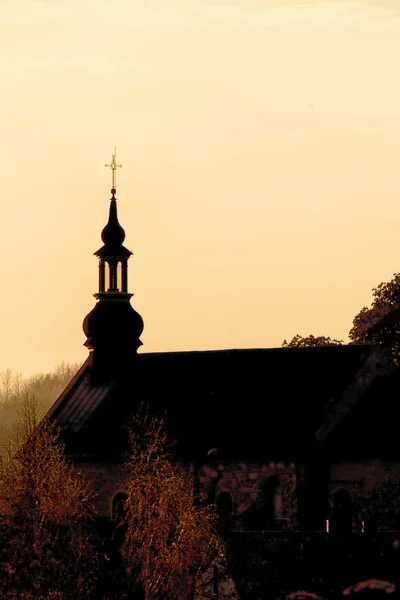 Toren van de kerk van kleine bakstenen. plaats van aanbidding. — Stockfoto