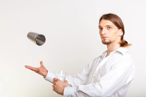 Skickliga bartendern Jonglering med glas. — Stockfoto