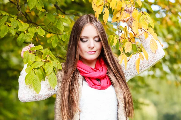 Woman fashion girl relaxing walking in autumnal park — Stock Photo, Image