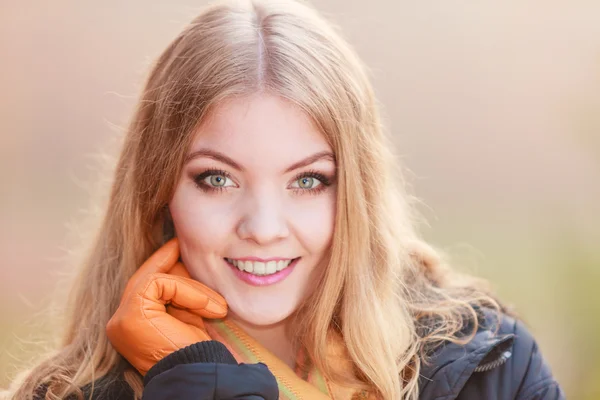 Mulher muito sorridente de casaco . — Fotografia de Stock