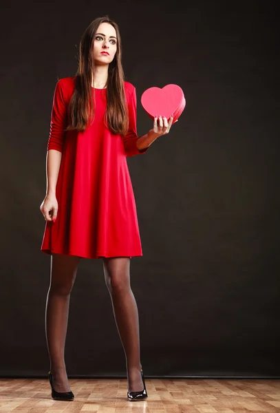 Vrouw met hartvormige geschenkdoos — Stockfoto