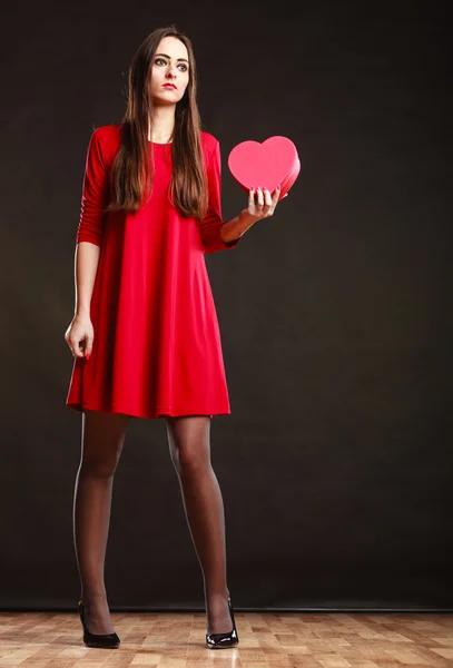 Donna che tiene scatola regalo a forma di cuore — Foto Stock