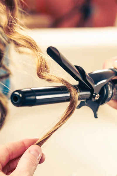 Stylist curling hair untuk wanita muda. — Stok Foto