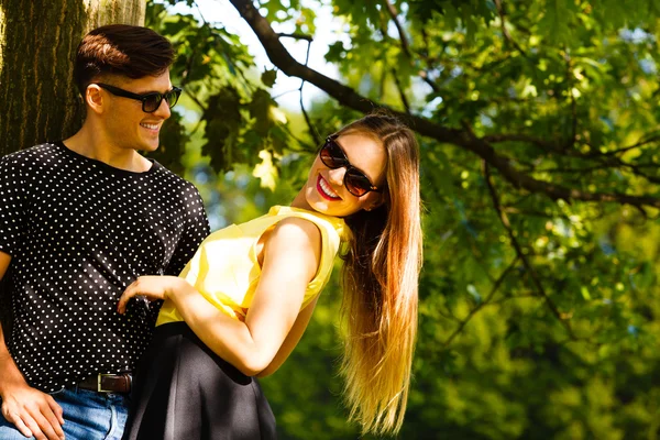 Paar umarmt sich unter Baum. — Stockfoto