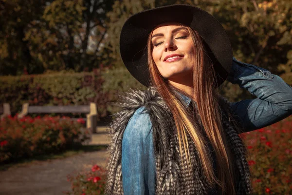 Pretty girl in park — Stock Photo, Image