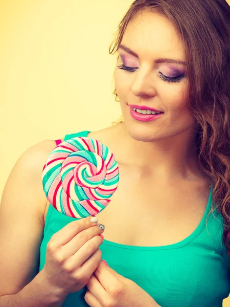 Mujer encantadora chica con caramelos de piruleta — Foto de Stock