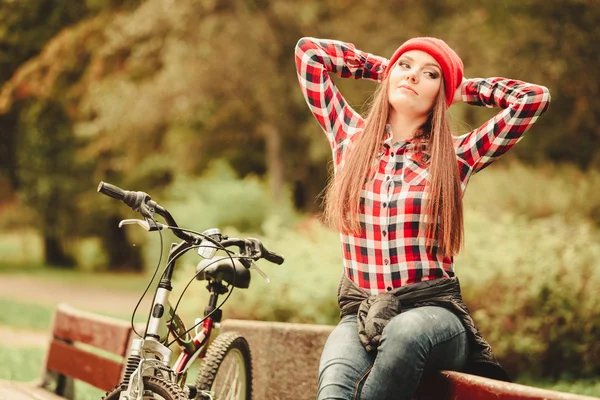 Mädchen entspannt sich im herbstlichen Park mit Fahrrad. — Stockfoto