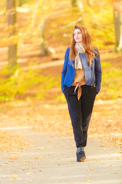 Modeste fille dans le parc — Photo