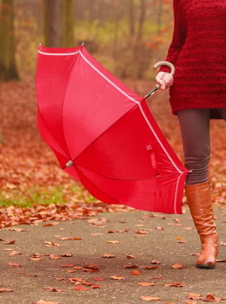 Nahaufnahme einer Frau in braunen Stiefeln mit Regenschirm. — Stockfoto