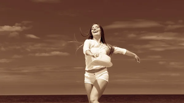 Szczęśliwa kobieta na plaży latem. — Zdjęcie stockowe