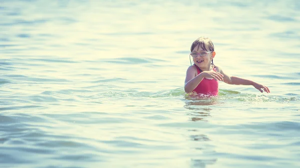 Petite fille dans l'eau de mer. Amusant — Photo