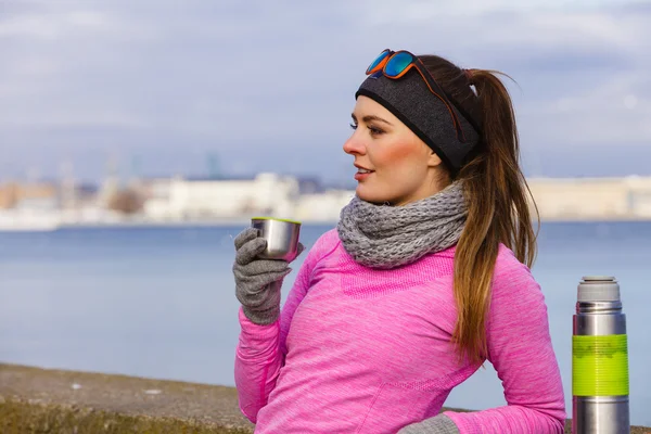 Fit mujer en el día frío calentamiento beber té —  Fotos de Stock