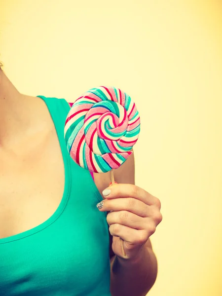 Ženská ruka dívka drží lízátko candy — Stock fotografie